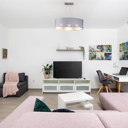 Stylish City Stay With Balcony & Free Parking Pula Exterior foto