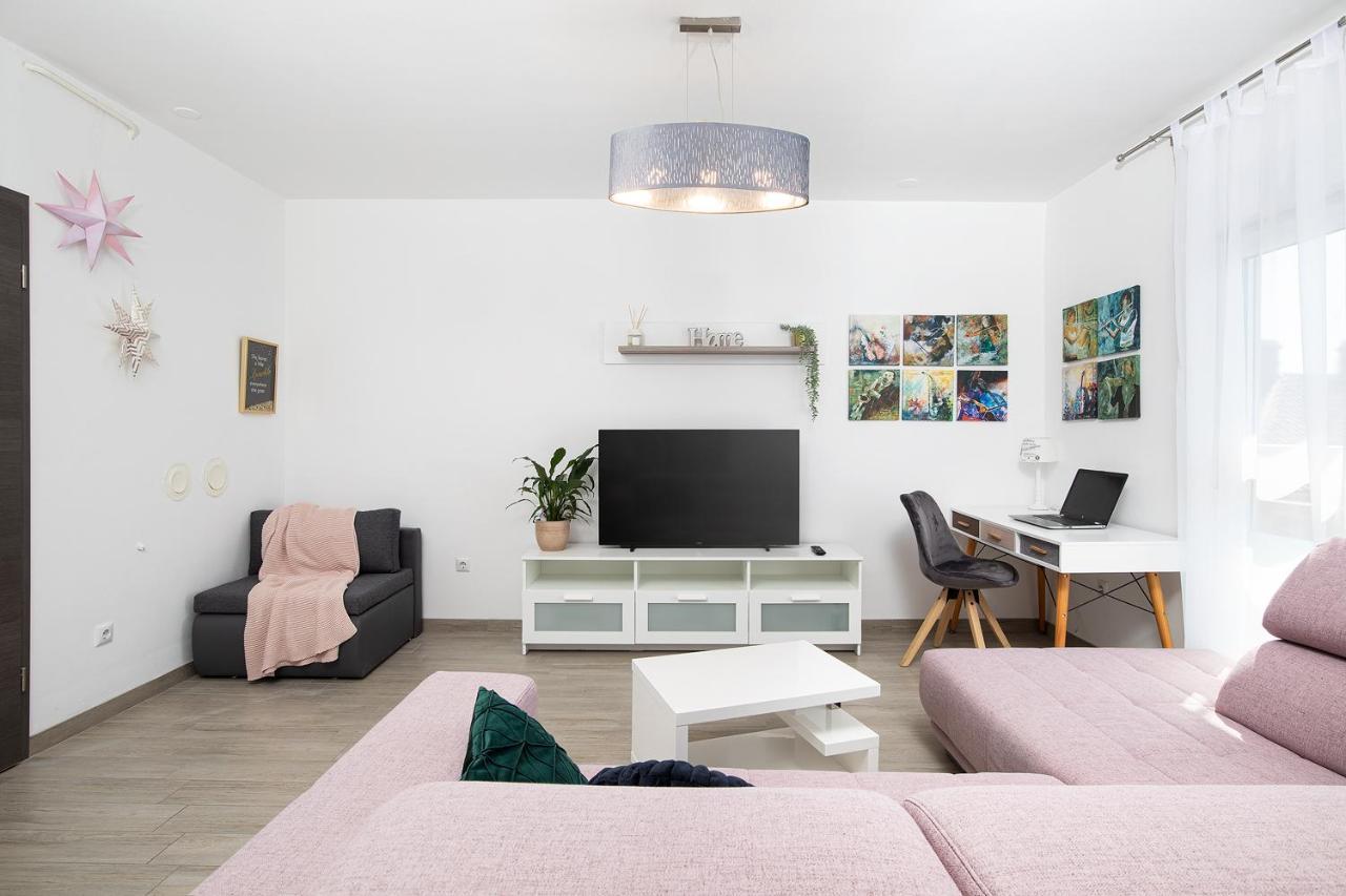 Stylish City Stay With Balcony & Free Parking Pula Exterior foto