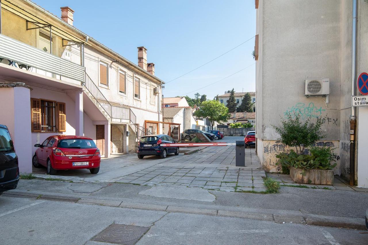 Stylish City Stay With Balcony & Free Parking Pula Exterior foto